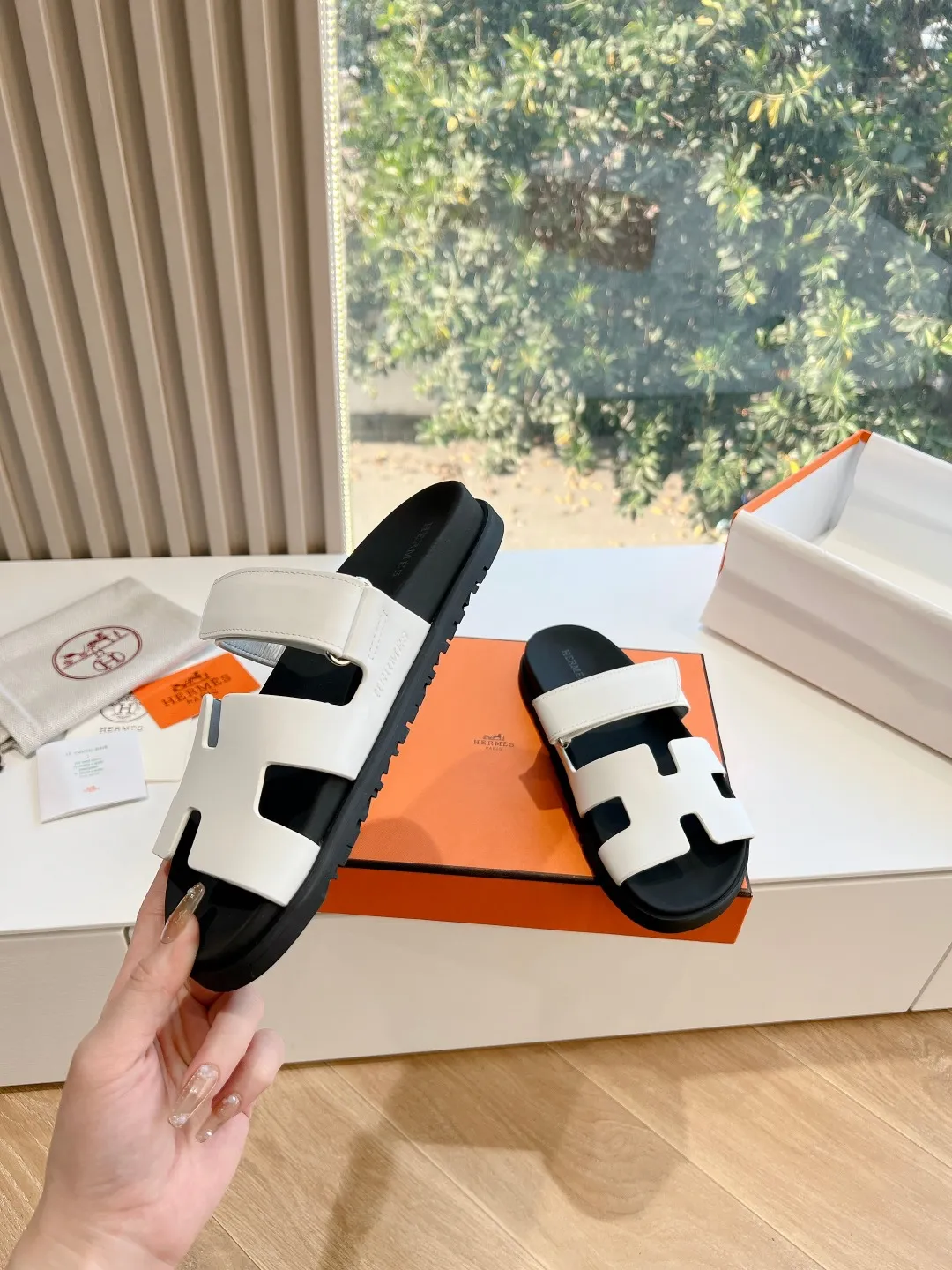 👟👟Ex-factory price 440👟👟 (Top version) H family 2024 spring and summer new style HERMES Hermes' recently popular couple's shoes, pig nose angle sandals and slippers, paired with various colorful socks, very trendy. Upper lining: imported original leather. Outsole: non-slip and wear-resistant outsole. Size: female 35-42 (40/42 non-returnable and non-exchangeable) Men’s size: 39-45 (45 is non-refundable and non-exchangeable)